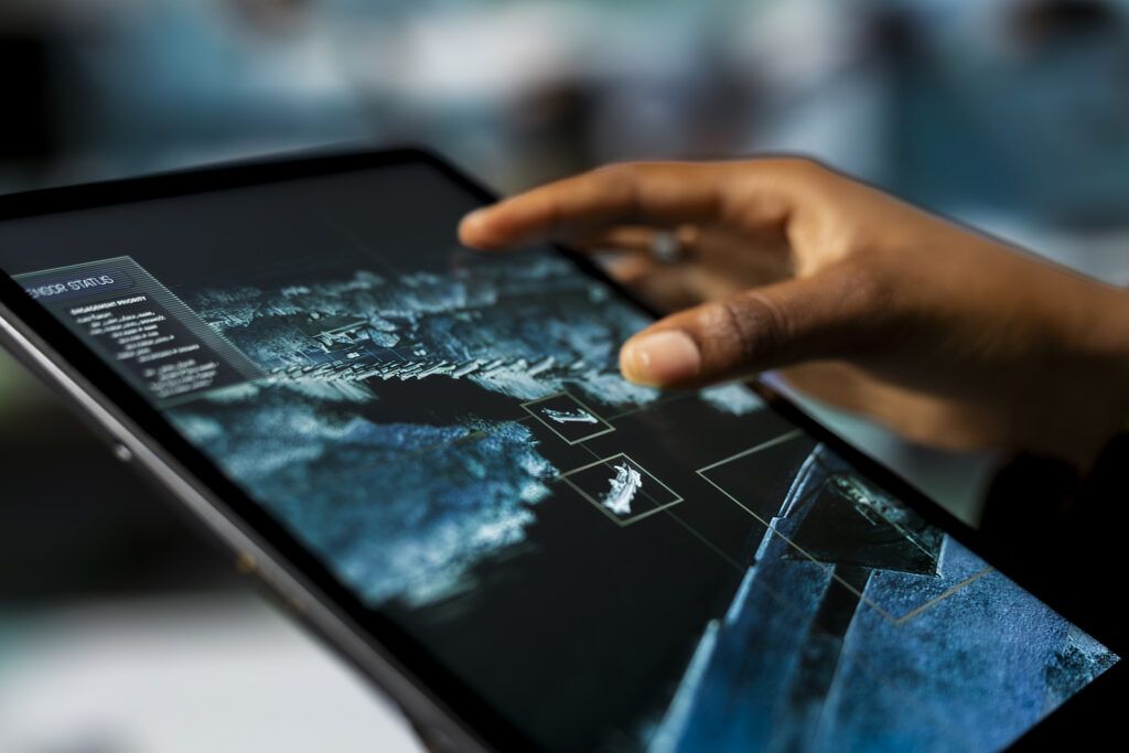 Rappresentazione digitale di un sistema costiero analizzato attraverso intelligenza artificiale e gemelli digitali nel progetto AETHERIA